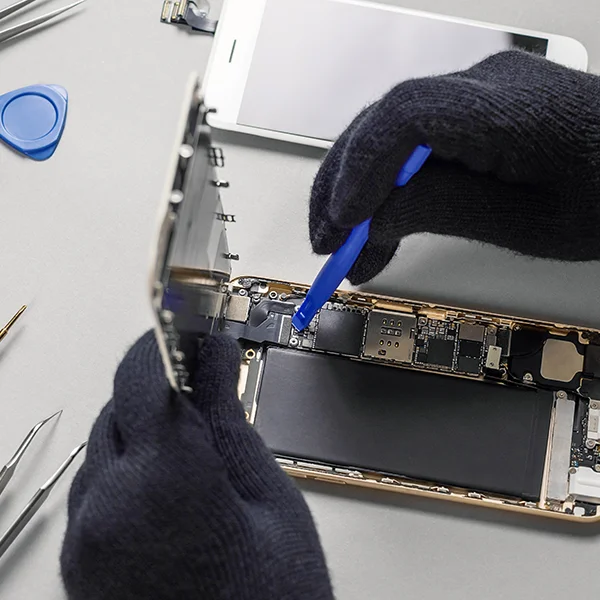Smartphone ouvert pour réparation